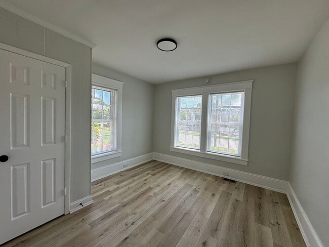 Building Photo - 3bed/1bath House $1395!