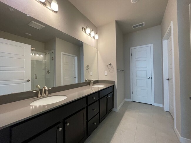 Building Photo - Newly Built Move-in Ready Modern Condo!