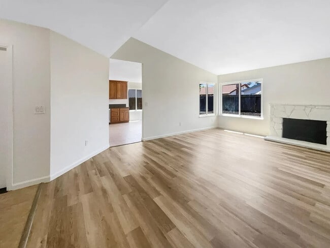 Building Photo - 3023 Rosemont Dr