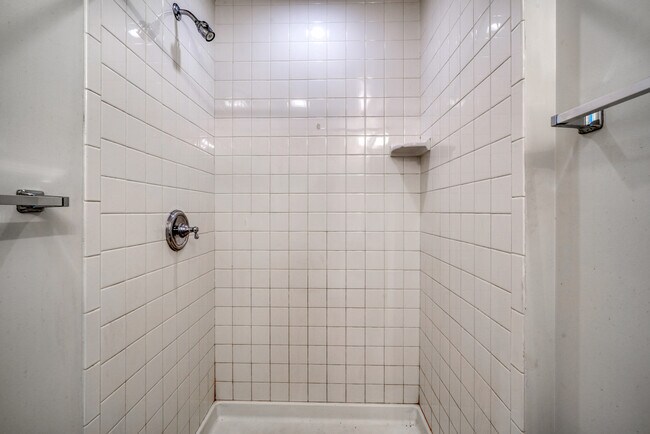 Building Photo - 634 Eislen St