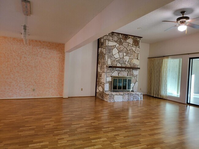 Building Photo - 547 Fairway Dr