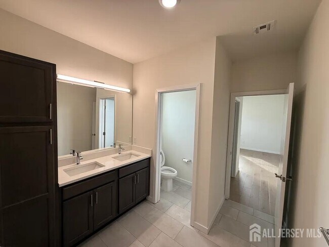 Building Photo - 243 Lohan Dr