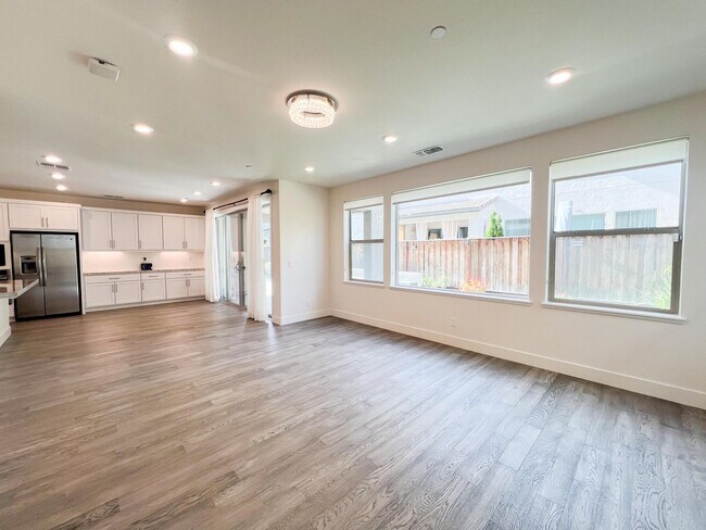Building Photo - Newer Spacious 5 Bedroom Home Located in C...