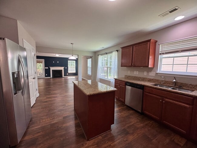Building Photo - 5BR 3BA Home with Screened Porch
