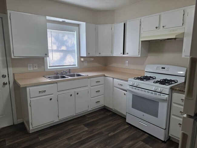 Building Photo - Updated Price!!! 2-Bedroom, 1-Bathroom Home with Basement – $1,045/Month | Accepting Section 8