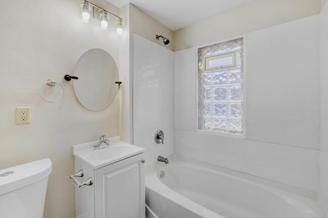 Building Photo - 595 Hawthorne Ave E