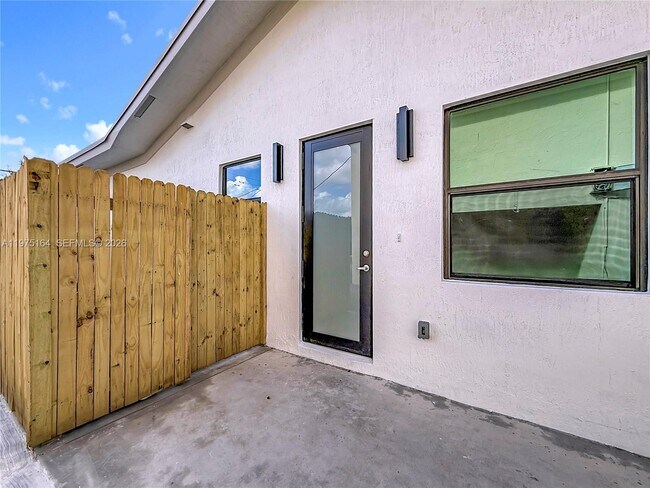 Building Photo - 406 NW 41st St