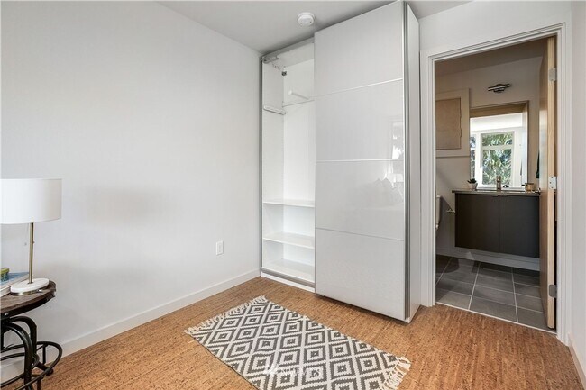 Building Photo - First Hill Modern 2-Bedroom Condo with Rooftop Views – Seattle