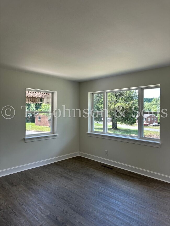 Building Photo - Charming 2-Bedroom Corner Lot Home with Ne...