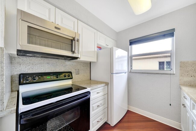 Building Photo - 2701 Middle River Dr