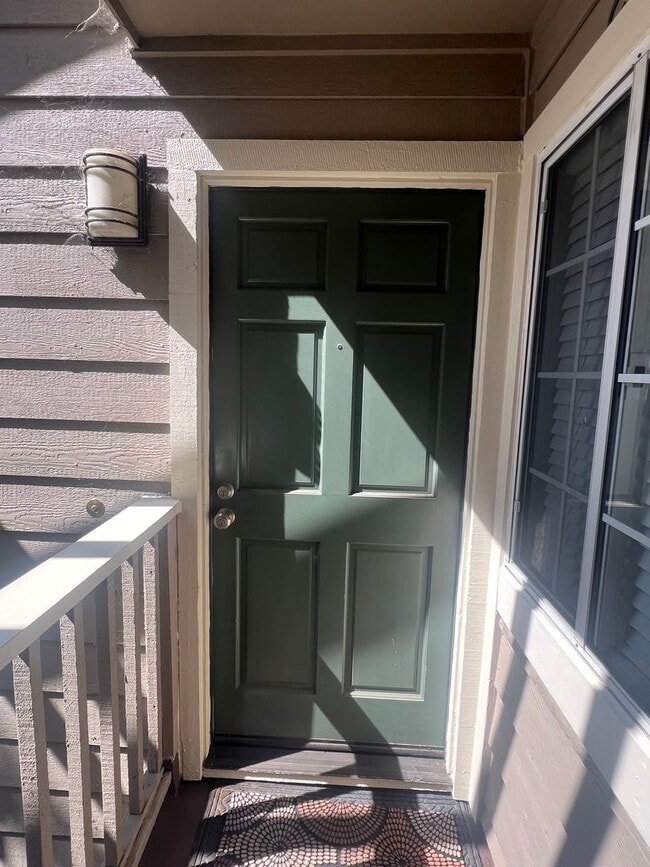 Building Photo - Extremely Well Maintained Upstairs 1/1 Condo Near Light Rail Now Available!