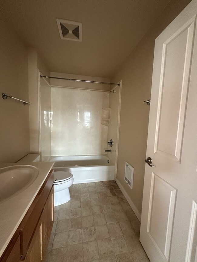 Building Photo - 2 Bedroom 2 Bath Townhouse in Ashland