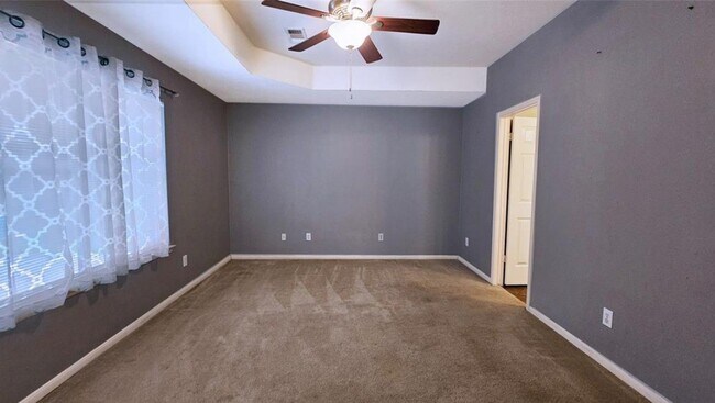 Building Photo - 1805 Oak Hollow Dr W