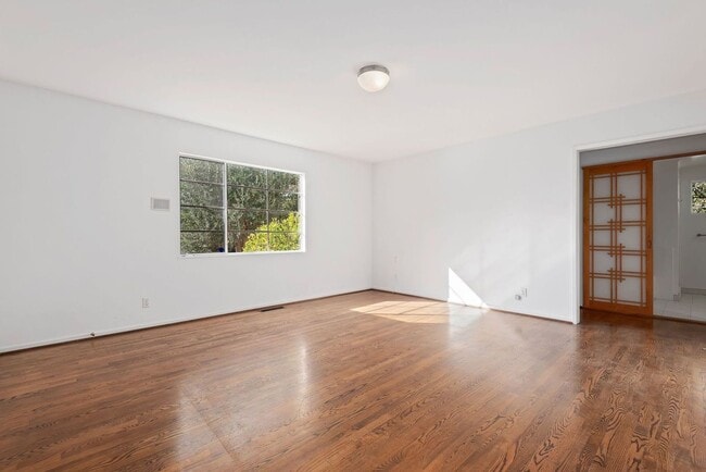 Building Photo - Located in the MUS - Unfurnished Serene El Bosque Home Available November