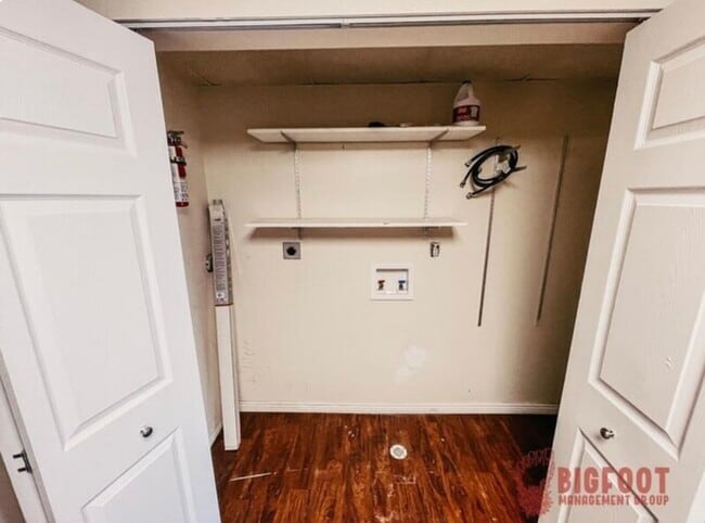 Building Photo - Pet Friendly 2 Bedroom/ 1 bath Westside Location With Balcony!