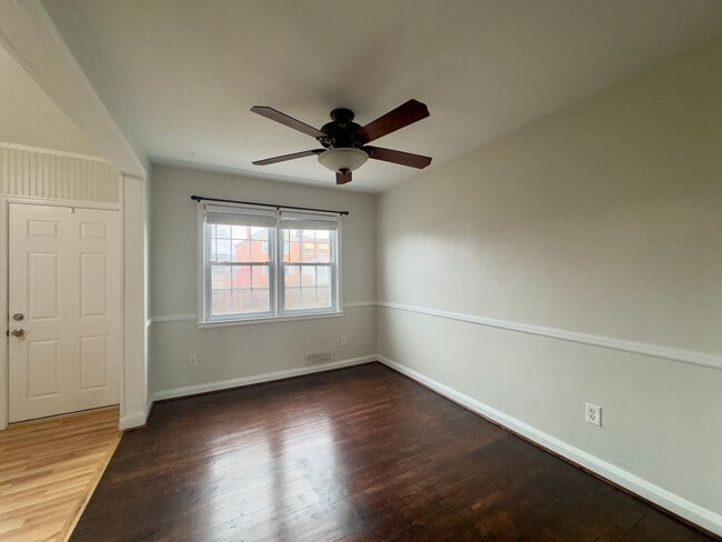 Building Photo - Charming 3-Bedroom Townhome with Modern Amenities in Parkville!