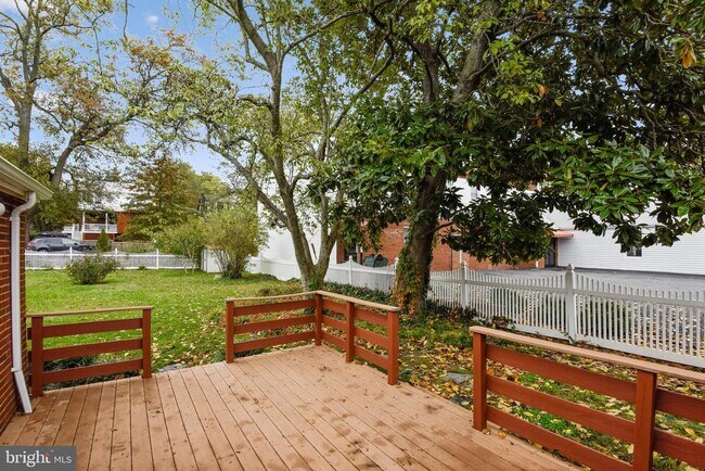 Building Photo - 214 E Monroe Ave