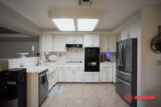 Building Photo - FULLY FURNISHED, Beautiful Home Located In...