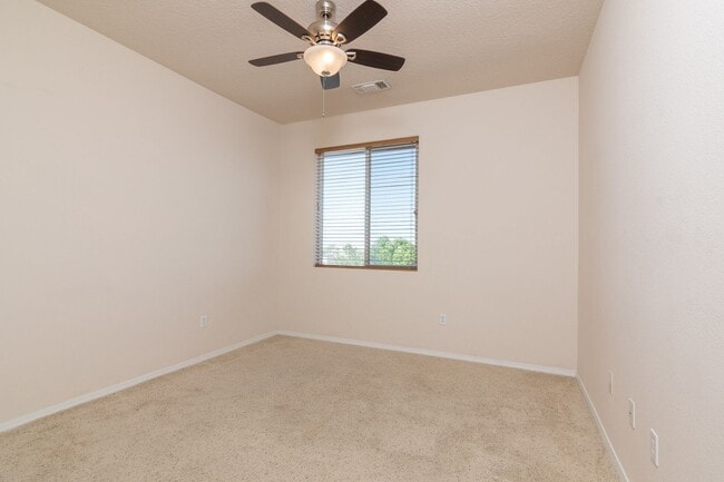 Building Photo - End Unit Townhouse Available Now!