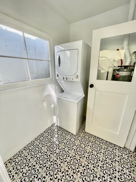 Separate laundry room with gas washer/dryer - 1306 Montana St
