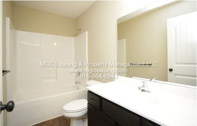 Building Photo - Eagle Creek Townhomes - Everything You Nee...
