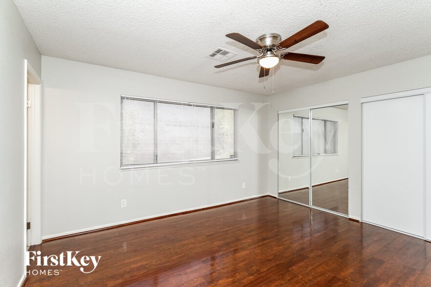 Building Photo - 5909 San Fernando Dr