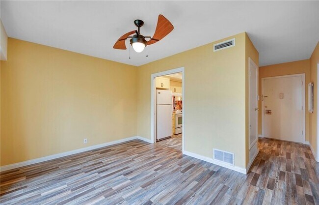 Building Photo - Updated 1-Bedroom Condo with Garage, Pool & Patio in Prime Fullerton Location