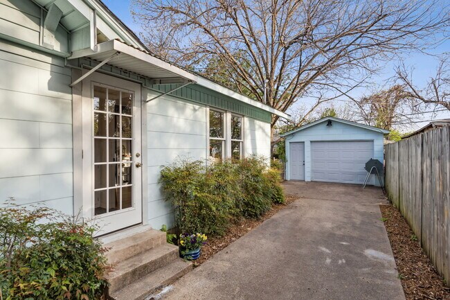 Building Photo - 2732 Catherine St