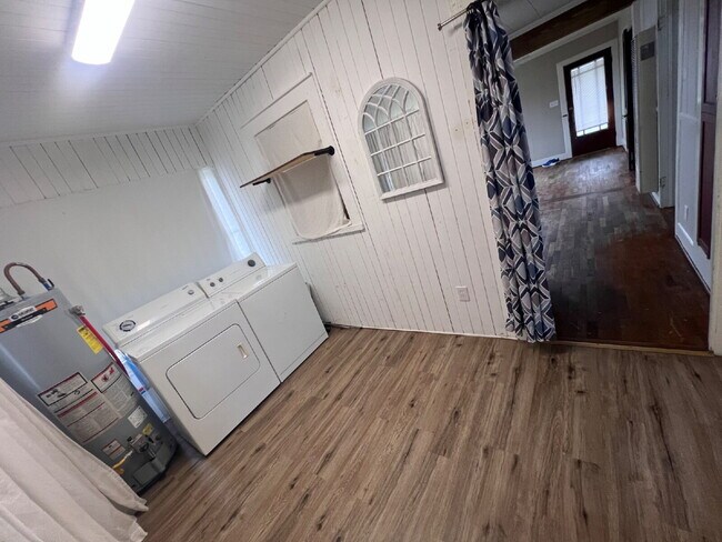 Building Photo - Downtown Home - with Appliances (including Dishwasher)