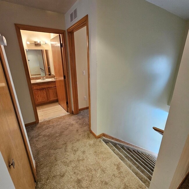 Building Photo - 2 Bedroom Upper Condo w/ Modern Lighting F...