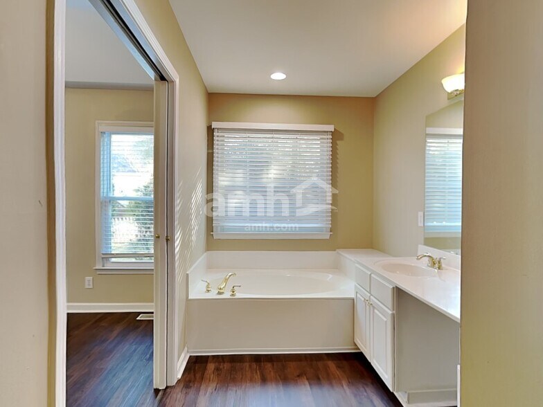 Building Photo - 100 Lake Lennox Dr