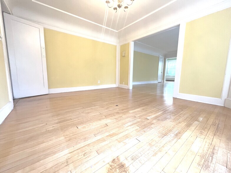 Building Photo - 2533 N Lake Dr