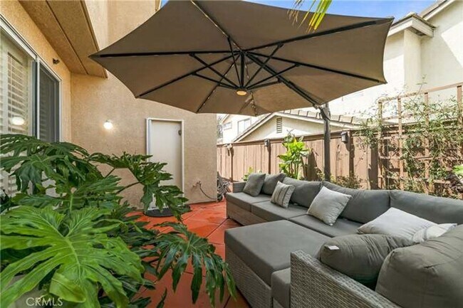 Building Photo - 3 Bedroom Plus Loft in Los Flores