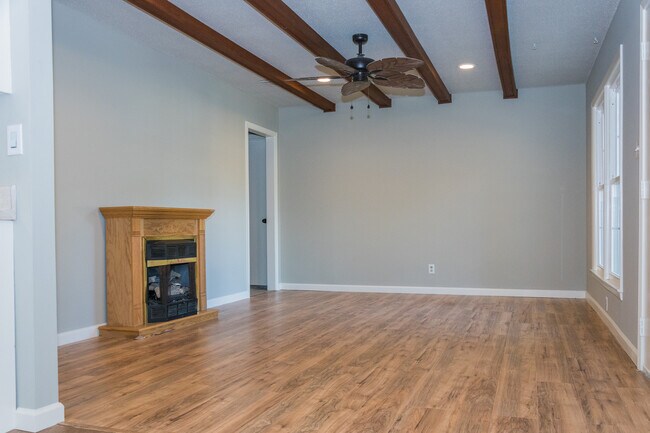 Building Photo - 3 Bed 1.5 Bath