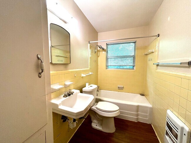 Building Photo - 607 Bellevue Pl