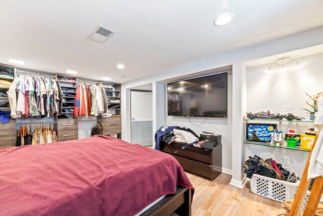 Building Photo - 446 Roedel Plz