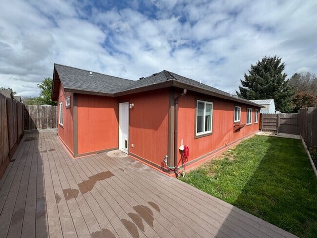 Building Photo - 118 SHAST A&amp;B