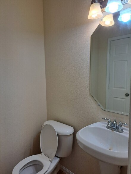 Building Photo - 829 Kachina Loop