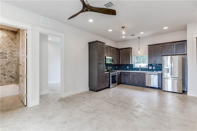 Building Photo - 8411 Bowling Green Dr