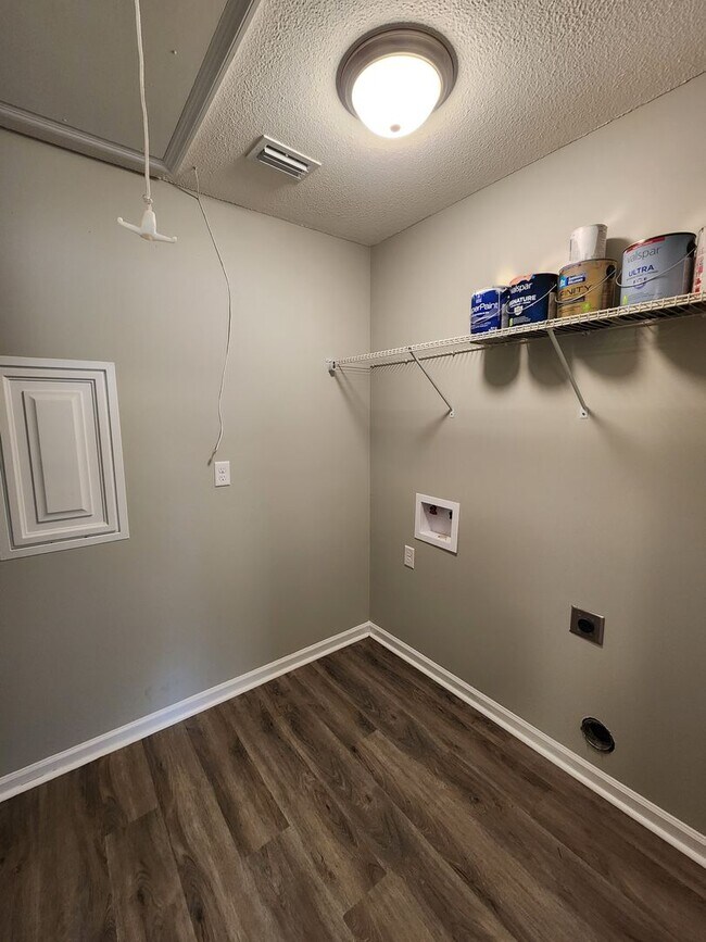 Building Photo - Move-in Spacious & Inviting 3-Bedroom Home with Fenced Yard, Open Layout & Modern Touches in Vald...