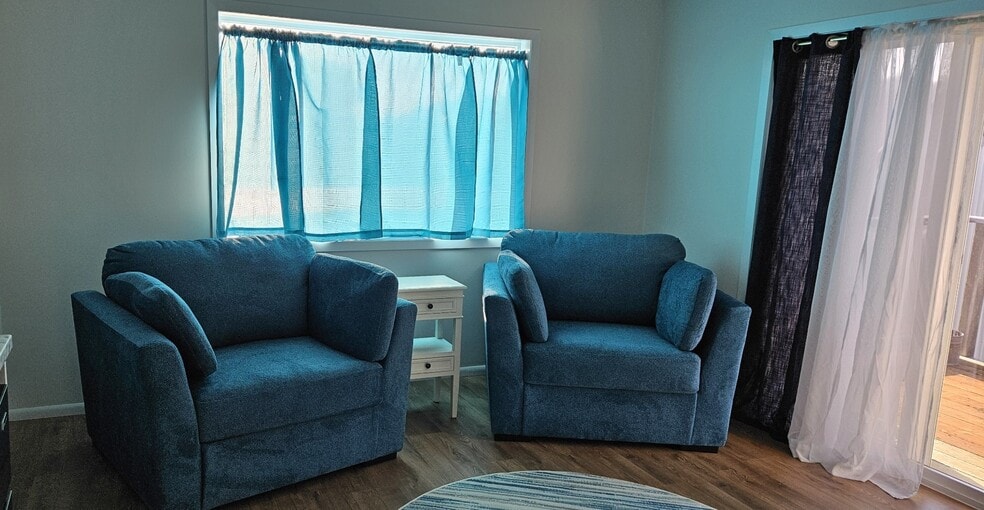 Living Room - 960 NE Commercial St