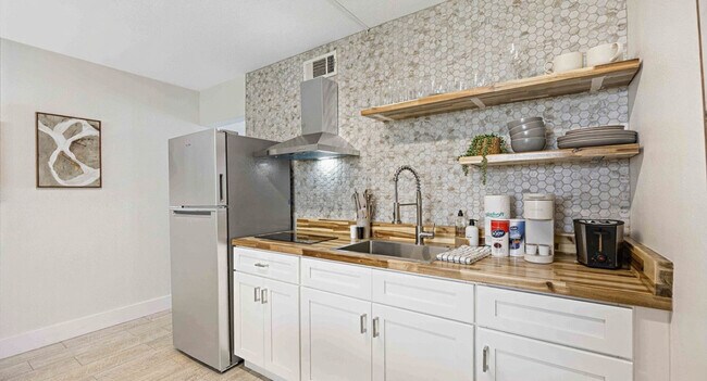 Building Photo - 556 Coral Ct