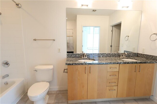 Building Photo - 923 Peachtree St NE