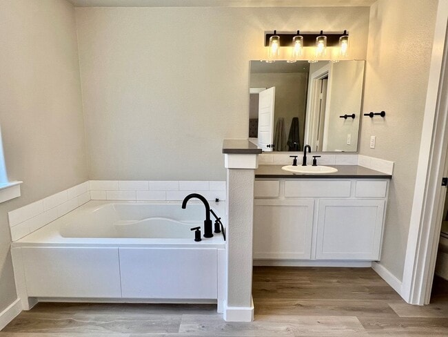 Building Photo - 915 Canal St