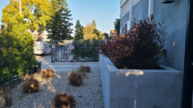 Building Photo - 32(839)