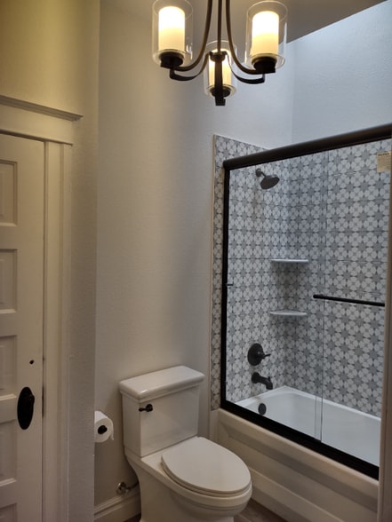 BathTub/Shower, Skylight - 902 Inca St
