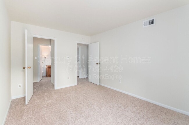 Building Photo - 5805 Royal Ridge Dr
