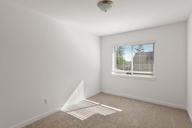 Building Photo - Pleasant Valley Villages 3 Bedroom Townhome with Community Center