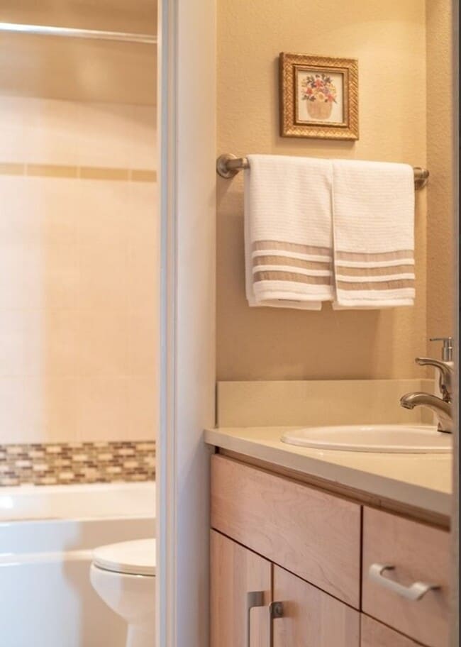 Building Photo - Kirkland 2BR Condo Near Waterfront, Shops & Trails, 2 parking spaces