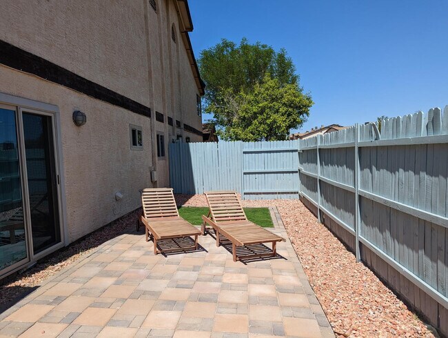 Building Photo - 306 E Ludlow Dr